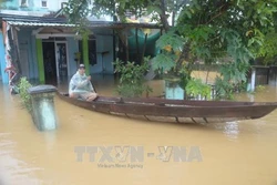 Đà Nẵng: Còn 7/11 xã vẫn bị chia cắt, cảnh báo nguy hiểm và chốt chặn ở những đoạn đường ngập lụt, hạn chế người qua lại