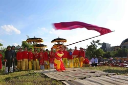 Hàng vạn người đội nắng xem hội trận - nghi lễ chính của hội Gióng đền Phù Đổng