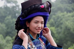 Cách làm đẹp độc đáo của phụ nữ Hà Nhì đen