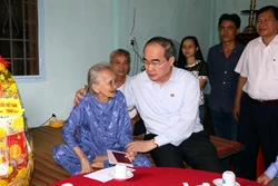 Chủ tịch Ủy ban Trung ương MTTQ Việt Nam Nguyễn Thiện Nhân thăm, chúc Tết tại Vĩnh Long