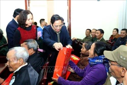 Trưởng ban Tổ chức Trung ương Phạm Minh Chính trao quà Tết tặng hộ nghèo, gia đình chính sách tại Điện Biên