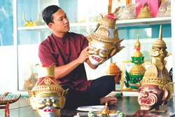 Thạch Huỳnh Thươne đã có một kho tàng mão, mặt nạ mang đậm bản sắc văn hóa Khmer Nam Bộ do chính tay anh chế tác. Ảnh: An Hiếu