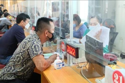 Đối tượng người lao động đề nghị hưởng trợ cấp thất nghiệp chiếm tỷ lệ cao nhất từ 25 - 40 tuổi, trong đó, số người lao động bị mất việc do dịch chiếm hơn 60%. Ảnh: Khiếu Tư - TTXVN