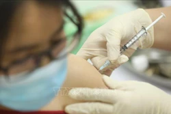 Tiêm vaccine COVIVAC cho 15 tình nguyện viên đợt hai. Ảnh: Minh Quyết - TTXVN
