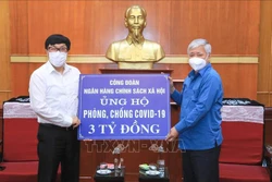 Chủ tịch Ủy ban Trung ương Mặt trận Tổ quốc Việt Nam Việt Nam Đỗ Văn Chiến tiếp nhận số tiền 3 tỷ đồng từ Công đoàn Ngân hàng Chính sách xã hội. Ảnh: Minh Đức - TTXVN