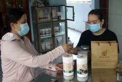 Mua sản phẩm của Cơ sở sản xuất sản phẩm sạch Hằng Moon. Ảnh: Phước Tuệ