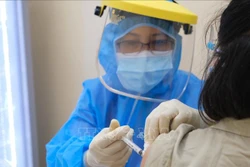 Bác sỹ Bệnh viện Hùng Vương Thành phố Hồ Chí Minh tiêm vaccine phòng COVID-19 cho thai phụ. Ảnh: TTXVN phát