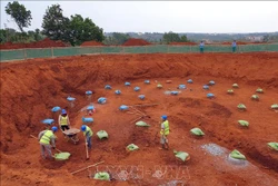 Một trụ điện gió (công suất hơn 3,7MW) đang được triển khai xây dựng tại xã Thuận Hà, huyện Đắk Song, tỉnh Đắk Nông. Ảnh: Ngọc Minh – TTXVN