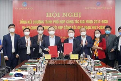 Đồng chí Đỗ Tiến Sỹ, Ủy viên Trung ương Đảng, Tổng Giám đốc Đài Tiếng nói Việt Nam và đồng chí Hầu A Lềnh, Ủy viên Trung ương Đảng, Bộ trưởng, Chủ nhiệm Ủy ban Dân tộc ký kết chương trình phối hợp công tác giai đoạn 2021-2025. Ảnh: Văn Điệp – TTXVN
