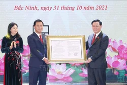 Chủ tịch Quốc hội Vương Đình Huệ trao Nghị quyết thành lập thành phố Từ Sơn thuộc tỉnh Bắc Ninh cho lãnh đạo thành phố. Ảnh: Doãn Tấn – TTXVN