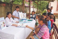 Cán bộ y tế huyện Bắc Hà (Lào Cai) tuyên truyền, hướng dẫn đồng bào dân tộc thực hiện kế hoạch hóa gia đình, không tảo hôn và hôn nhân cận huyết thống. Ảnh: Trọng Bảo