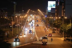 Sau khi dỡ bỏ chốt kiểm soát tại chân cầu Vĩnh Tuy, hướng đi Minh Khai (quận Hai Bà Trưng), tối 16/9 các phương tiện lưu thông bình thường. Ảnh: Thanh Tùng – TTXVN