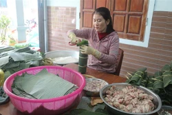 Làng bánh chưng Vĩnh Hòa vào vụ Tết