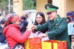 Chia sẻ khó khăn với đồng bào biên giới tại Sơn La