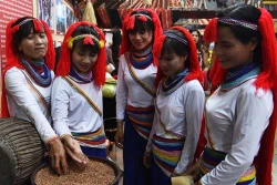 Vẻ đẹp trang phục dân tộc Cor