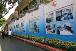 Triển lãm ảnh Thành phố Hồ Chí Minh 45 năm xây dựng và phát triển vì cả nước, cùng cả nước