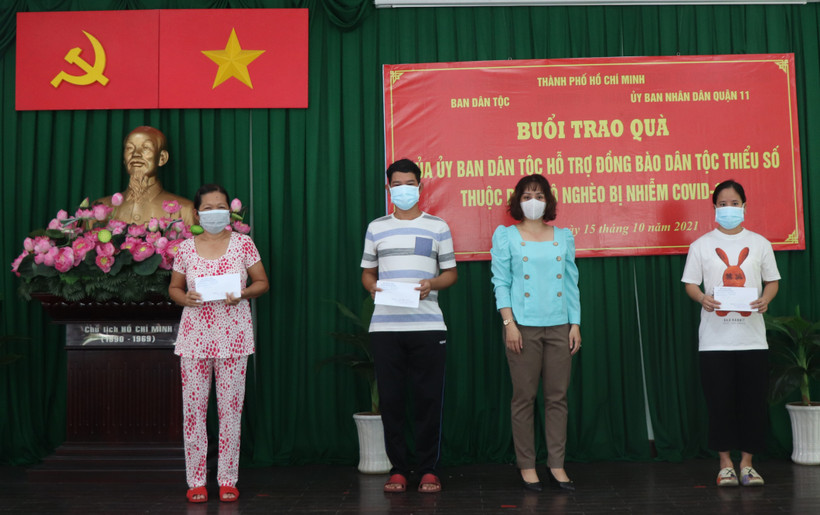  Các hộ đồng bào dân tộc thiểu số thuộc diện hộ nghèo bị nhiễm COVID-19 trên địa bàn phường 6, quận 11, (TP.HCM) nhận quà hỗ trợ của Ủy ban Dân tộc