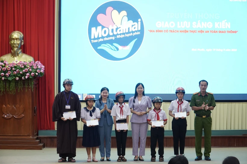 Chủ tịch Hội liên hiệp Phụ nữ tỉnh Bình Phước Lê Thị Thanh Loan tặng quà cho trẻ em nghèo, trẻ mồ côi có hoàn cảnh khó khăn bị ảnh hưởng nặng nề bởi đại dịch COVID-19. Ảnh: TTXVN phát