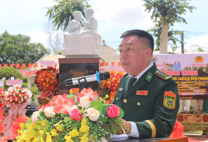 Đại tá Đào Viết Hùng, Chỉ huy trưởng Bộ đội Biên phòng tỉnh Đắk Lắk phát biểu tại lễ khánh thành tượng đài “Bác Hồ với Chiến sĩ Biên phòng”. Ảnh: TTXVN phát