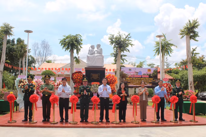 Cắt băng khánh thành tượng đài “Bác Hồ với Chiến sĩ Biên phòng” tại Đồn Biên phòng Ea H’Leo. Ảnh: TTXVN phát