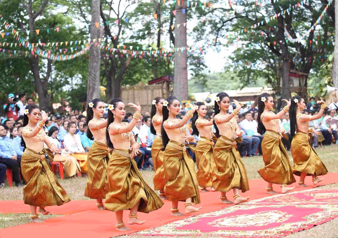 potal-sac-mau-angkor-sangkranta-2025-trong-dip-tet-co-truyen-o-campuchia-79762091.jpg