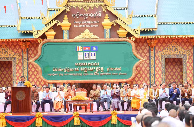 potal-sac-mau-angkor-sangkranta-2025-trong-dip-tet-co-truyen-o-campuchia-7976215.jpg