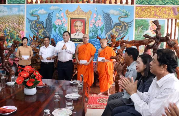 potal-lanh-dao-bo-dan-toc-va-ton-giao-chuc-tet-chol-chnam-thmay-cua-dong-bao-khmer-tai-soc-trang-7964874.jpg