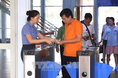 Hướng dẫn hành khách tại cổng soát vé tự động. Ảnh: Trần Xuân Tình-TTXVN Hướng dẫn hành khách tại cổng soát vé tự động. Ảnh: Trần Xuân Tình-TTXVN