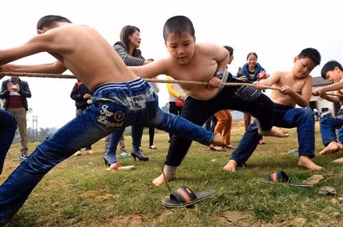 Kéo co ngồi là một trò trình diễn nghi lễ trong hội làng tại đền Quán Thánh, phường Thạch Bàn, quận Long Biên, thành phố Hà Nội Chạy thi lấy nước nấu cơm cùng với chạy cờ, kéo mỏ và vật thờ là 4 trò trình diễn luôn được thực hành mang tính nghi lễ trong hội đền Vua Bà ở Sóc Sơn. Một trận đấu kéo mỏ rất quyết liệt với sự chứng kiến của đông đảo khán giả Kéo song là món ăn tinh thần không thể thiếu của người dân 3 làng Hương Canh, Ngọc Canh và Tiên Canh tỉnh Vĩnh Phúc mỗi khi xuân về. Chân dung các song thủ trong một trận kéo song, họ luôn cống hiến hết sức vì màu cờ sắc áo. Các song thủ đứng hàng đầu ở các đội thường có sức khỏe rất tốt, đạp chân vào cột để giữ thăng bằng và để tăng thêm lực Sợi song bị ghìm, bị kéo qua kéo lại sát lỗ cột đến mức nóng bỏng bốc khói. Do bàn tay bàn chân luôn va chạm vào cột và sợi dây song nên thương tích là điều không tránh khỏi Trận đấu đầy kịch tính diễn ra tại huyện Bắc Hà tỉnh Lào Cai của 2 đội nữ người dân tộc Tày và dân tộc Dao. Các bé thiếu nhi luôn nhiệt tình và rất hứng khởi với trò chơi kéo co ở tỉnh Phú Thọ. Các đồng chí bộ đội tỉnh Đắk Lắk đang tung hết sức mình cùng với bà con trong trận chung kết kéo co Niềm vui của đội kéo co Mạn Đường khi chiến thắng