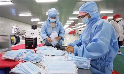 Công nhân kiểm tra sản phẩm tại nhà máy sản xuất khẩu trang y tế ở thành phố Trùng Khánh, Trung Quốc ngày 27/1/2020. Ảnh: THX/TTXVN Công nhân kiểm tra sản phẩm tại nhà máy sản xuất khẩu trang y tế ở thành phố Trùng Khánh, Trung Quốc ngày 27/1/2020. Ảnh: THX/TTXVN