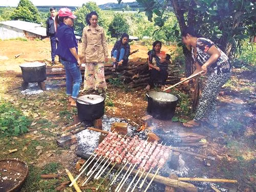 Khi điều kiện kinh tế cho phép, người Bahnar tổ chức cỗ bàn, mua sắm lễ vật để làm lễ trả ơn
