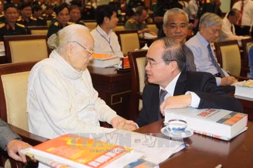 Bí thư thành ủy Thành phố Hồ Chí Minh Nguyễn Thiện Nhân với các đồng chí lão thành cách mạng tham dự hội thảo. Ảnh: Thanh Vũ-TTXVN
