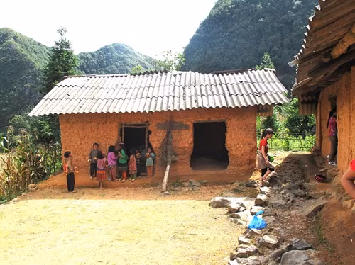 Các lớp học ở điểm trường Sủng Chớ B, xã Sủng Tráng, huyện Yên Minh, Hà Giang đã xuống cấp nghiêm trọng, không đảm bảo cho việc dạy và học. Ảnh: Minh Tâm-TTXVN Các lớp học ở điểm trường Sủng Chớ B, xã Sủng Tráng, huyện Yên Minh, Hà Giang đã xuống cấp nghiêm trọng, không đảm bảo cho việc dạy và học. Ảnh: Minh Tâm-TTXVN