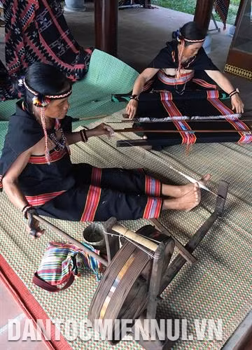 Trình diễn quay sợi, dệt thổ cẩm của dân tộc Gié Triêng (Kon Tum). Ảnh: Hồ Cầu Trình diễn quay sợi, dệt thổ cẩm của dân tộc Gié Triêng (Kon Tum). Ảnh: Hồ Cầu
