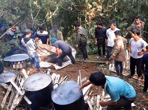 Buổi tối hôm trước khi diễn ra lễ tảo mộ, những người trong gia đình và bà con trong thôn đến giúp chủ nhà gấp giấy tiền vàng thành chim hạc, hoa, đồ vật để hôm sau làm lễ. Lễ tảo mộ có sự tham gia của đại diện các gia đình trong thôn. Mọi người giúp nhau mang đồ đạc lên rừng nơi có phần mộ của người đã mất. Thịt lợn, thịt gà và các món ăn được chế biến ngay tại rừng để dâng cúng người đã mất. Mọi người trong gia đình và dân làng cùng nhau sửa sang lại phần mộ thật chu đáo. Trước đó mấy hôm, gia chủ đã xây “nhà mới” cho người đã mất. Những người phụ nữ Hà Nhì cũng xúc đất đắp lên mộ để làm lý. Sau khi các gia đình đặt lễ vật lên mộ thì chủ nhà thực hiện nghi lễ cúng tại bàn thờ thần rừng Gạ Ma Do. Sau lễ cúng, những người già ăn cơm tại mâm trước mộ. Một phong tục độc đáo là phụ nữ trong gia đình sẽ mang kẹo và nước ngọt đến chia cho tất cả những người tham gia lễ tảo mộ, còn đàn ông thì đi mời rượu các mâm. Nghi lễ tảo mộ thể hiện tình cảm sâu sắc của người Hà Nhì dành cho người đã mất, đồng thời là nét đẹp văn hóa mang tính cộng đồng cao, được lưu giữ qua nhiều thế hệ.