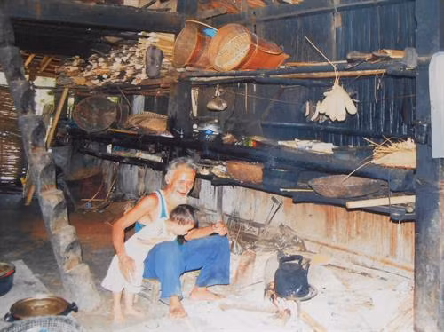 Hai ông cháu bên bếp lửa.