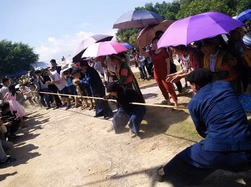 Phần hội với các trò chơi dân gian độc đáo của đồng bào Mông như đẩy gậy, kéo co, leo cây... Ảnh: Hoàng Tâm Phần hội với các trò chơi dân gian độc đáo của đồng bào Mông như đẩy gậy, kéo co, leo cây... Ảnh: Hoàng Tâm