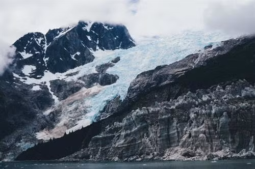 Sông băng Elephant Foot (Chân voi) ở Greenland có chiều rộng hơn 4,5 km. Sông băng Perito Moreno trong vườn quốc gia Los Glaciares ở tỉnh Santa Cruz, Argentina. Đây là một trong những địa điểm du lịch hấp dẫn ở Argentina. Hình dạng độc đáo của sông băng Oraefajok ở Iceland. Băng xanh bao phủ dãy núi trước khi tan chảy thành thác nước. Nhiếp ảnh gia Simon Fitall chụp ảnh dòng sông băng quanh núi Blanc thuộc dãy núi Alps ở Pháp. Sông băng Fox tạo thành dòng chạy xuống thung lũng mù sương ở New Zealand. Nhiếp ảnh gia Simon Goetz chụp sông băng Boya khi đang di chuyển bằng ô tô trên đường ở Na Uy. Đây là sông băng Exit trong vườn quốc gia Kenai Fjords ở Alaska, Mỹ. Màu xanh huyền ảo của dòng sông băng Skaftafell trong vườn quốc gia Vatnajokull ở Iceland. Du khách đạp xe khám phá sông băng Knick ở Anchorage, bang Alaska, Mỹ. Sông băng Rob Roy nằm trên núi Aspiring ở New Zealand. Sông băng Herbert ở Alaska, Mỹ, trông giống bánh kem chanh. Cảnh tượng hùng vĩ trên sông băng khổng lồ trong vườn quốc gia Los Glaciares ở Argentina. Băng trắng xanh bao phủ những ngọn núi màu đen trong vườn quốc gia Kenai Fjords ở Alaska, Mỹ. Sông băng Svínafellsjökull ở Iceland trông như phong cảnh trên hành tinh khác. Cận cảnh sông băng Fox, dài 12km, ở New Zealand. Sông băng Perito Moreno ở Argentina, được ghi lại bởi nhiếp ảnh gia Matt Broch.