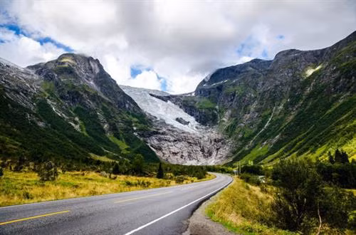 Sông băng Elephant Foot (Chân voi) ở Greenland có chiều rộng hơn 4,5 km. Sông băng Perito Moreno trong vườn quốc gia Los Glaciares ở tỉnh Santa Cruz, Argentina. Đây là một trong những địa điểm du lịch hấp dẫn ở Argentina. Hình dạng độc đáo của sông băng Oraefajok ở Iceland. Băng xanh bao phủ dãy núi trước khi tan chảy thành thác nước. Nhiếp ảnh gia Simon Fitall chụp ảnh dòng sông băng quanh núi Blanc thuộc dãy núi Alps ở Pháp. Sông băng Fox tạo thành dòng chạy xuống thung lũng mù sương ở New Zealand. Nhiếp ảnh gia Simon Goetz chụp sông băng Boya khi đang di chuyển bằng ô tô trên đường ở Na Uy. Đây là sông băng Exit trong vườn quốc gia Kenai Fjords ở Alaska, Mỹ. Màu xanh huyền ảo của dòng sông băng Skaftafell trong vườn quốc gia Vatnajokull ở Iceland. Du khách đạp xe khám phá sông băng Knick ở Anchorage, bang Alaska, Mỹ. Sông băng Rob Roy nằm trên núi Aspiring ở New Zealand. Sông băng Herbert ở Alaska, Mỹ, trông giống bánh kem chanh. Cảnh tượng hùng vĩ trên sông băng khổng lồ trong vườn quốc gia Los Glaciares ở Argentina. Băng trắng xanh bao phủ những ngọn núi màu đen trong vườn quốc gia Kenai Fjords ở Alaska, Mỹ. Sông băng Svínafellsjökull ở Iceland trông như phong cảnh trên hành tinh khác. Cận cảnh sông băng Fox, dài 12km, ở New Zealand. Sông băng Perito Moreno ở Argentina, được ghi lại bởi nhiếp ảnh gia Matt Broch.