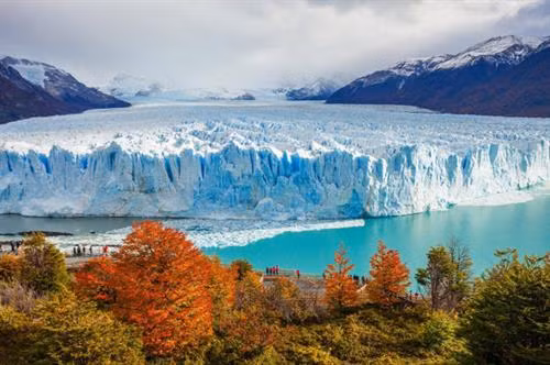 Sông băng Elephant Foot (Chân voi) ở Greenland có chiều rộng hơn 4,5 km. Sông băng Perito Moreno trong vườn quốc gia Los Glaciares ở tỉnh Santa Cruz, Argentina. Đây là một trong những địa điểm du lịch hấp dẫn ở Argentina. Hình dạng độc đáo của sông băng Oraefajok ở Iceland. Băng xanh bao phủ dãy núi trước khi tan chảy thành thác nước. Nhiếp ảnh gia Simon Fitall chụp ảnh dòng sông băng quanh núi Blanc thuộc dãy núi Alps ở Pháp. Sông băng Fox tạo thành dòng chạy xuống thung lũng mù sương ở New Zealand. Nhiếp ảnh gia Simon Goetz chụp sông băng Boya khi đang di chuyển bằng ô tô trên đường ở Na Uy. Đây là sông băng Exit trong vườn quốc gia Kenai Fjords ở Alaska, Mỹ. Màu xanh huyền ảo của dòng sông băng Skaftafell trong vườn quốc gia Vatnajokull ở Iceland. Du khách đạp xe khám phá sông băng Knick ở Anchorage, bang Alaska, Mỹ. Sông băng Rob Roy nằm trên núi Aspiring ở New Zealand. Sông băng Herbert ở Alaska, Mỹ, trông giống bánh kem chanh. Cảnh tượng hùng vĩ trên sông băng khổng lồ trong vườn quốc gia Los Glaciares ở Argentina. Băng trắng xanh bao phủ những ngọn núi màu đen trong vườn quốc gia Kenai Fjords ở Alaska, Mỹ. Sông băng Svínafellsjökull ở Iceland trông như phong cảnh trên hành tinh khác. Cận cảnh sông băng Fox, dài 12km, ở New Zealand. Sông băng Perito Moreno ở Argentina, được ghi lại bởi nhiếp ảnh gia Matt Broch.
