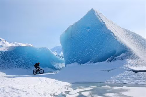 Sông băng Elephant Foot (Chân voi) ở Greenland có chiều rộng hơn 4,5 km. Sông băng Perito Moreno trong vườn quốc gia Los Glaciares ở tỉnh Santa Cruz, Argentina. Đây là một trong những địa điểm du lịch hấp dẫn ở Argentina. Hình dạng độc đáo của sông băng Oraefajok ở Iceland. Băng xanh bao phủ dãy núi trước khi tan chảy thành thác nước. Nhiếp ảnh gia Simon Fitall chụp ảnh dòng sông băng quanh núi Blanc thuộc dãy núi Alps ở Pháp. Sông băng Fox tạo thành dòng chạy xuống thung lũng mù sương ở New Zealand. Nhiếp ảnh gia Simon Goetz chụp sông băng Boya khi đang di chuyển bằng ô tô trên đường ở Na Uy. Đây là sông băng Exit trong vườn quốc gia Kenai Fjords ở Alaska, Mỹ. Màu xanh huyền ảo của dòng sông băng Skaftafell trong vườn quốc gia Vatnajokull ở Iceland. Du khách đạp xe khám phá sông băng Knick ở Anchorage, bang Alaska, Mỹ. Sông băng Rob Roy nằm trên núi Aspiring ở New Zealand. Sông băng Herbert ở Alaska, Mỹ, trông giống bánh kem chanh. Cảnh tượng hùng vĩ trên sông băng khổng lồ trong vườn quốc gia Los Glaciares ở Argentina. Băng trắng xanh bao phủ những ngọn núi màu đen trong vườn quốc gia Kenai Fjords ở Alaska, Mỹ. Sông băng Svínafellsjökull ở Iceland trông như phong cảnh trên hành tinh khác. Cận cảnh sông băng Fox, dài 12km, ở New Zealand. Sông băng Perito Moreno ở Argentina, được ghi lại bởi nhiếp ảnh gia Matt Broch.