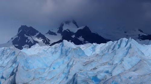 Sông băng Elephant Foot (Chân voi) ở Greenland có chiều rộng hơn 4,5 km. Sông băng Perito Moreno trong vườn quốc gia Los Glaciares ở tỉnh Santa Cruz, Argentina. Đây là một trong những địa điểm du lịch hấp dẫn ở Argentina. Hình dạng độc đáo của sông băng Oraefajok ở Iceland. Băng xanh bao phủ dãy núi trước khi tan chảy thành thác nước. Nhiếp ảnh gia Simon Fitall chụp ảnh dòng sông băng quanh núi Blanc thuộc dãy núi Alps ở Pháp. Sông băng Fox tạo thành dòng chạy xuống thung lũng mù sương ở New Zealand. Nhiếp ảnh gia Simon Goetz chụp sông băng Boya khi đang di chuyển bằng ô tô trên đường ở Na Uy. Đây là sông băng Exit trong vườn quốc gia Kenai Fjords ở Alaska, Mỹ. Màu xanh huyền ảo của dòng sông băng Skaftafell trong vườn quốc gia Vatnajokull ở Iceland. Du khách đạp xe khám phá sông băng Knick ở Anchorage, bang Alaska, Mỹ. Sông băng Rob Roy nằm trên núi Aspiring ở New Zealand. Sông băng Herbert ở Alaska, Mỹ, trông giống bánh kem chanh. Cảnh tượng hùng vĩ trên sông băng khổng lồ trong vườn quốc gia Los Glaciares ở Argentina. Băng trắng xanh bao phủ những ngọn núi màu đen trong vườn quốc gia Kenai Fjords ở Alaska, Mỹ. Sông băng Svínafellsjökull ở Iceland trông như phong cảnh trên hành tinh khác. Cận cảnh sông băng Fox, dài 12km, ở New Zealand. Sông băng Perito Moreno ở Argentina, được ghi lại bởi nhiếp ảnh gia Matt Broch.