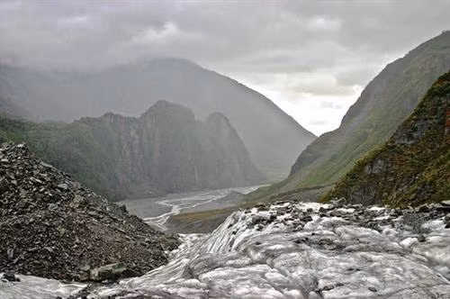 Sông băng Elephant Foot (Chân voi) ở Greenland có chiều rộng hơn 4,5 km. Sông băng Perito Moreno trong vườn quốc gia Los Glaciares ở tỉnh Santa Cruz, Argentina. Đây là một trong những địa điểm du lịch hấp dẫn ở Argentina. Hình dạng độc đáo của sông băng Oraefajok ở Iceland. Băng xanh bao phủ dãy núi trước khi tan chảy thành thác nước. Nhiếp ảnh gia Simon Fitall chụp ảnh dòng sông băng quanh núi Blanc thuộc dãy núi Alps ở Pháp. Sông băng Fox tạo thành dòng chạy xuống thung lũng mù sương ở New Zealand. Nhiếp ảnh gia Simon Goetz chụp sông băng Boya khi đang di chuyển bằng ô tô trên đường ở Na Uy. Đây là sông băng Exit trong vườn quốc gia Kenai Fjords ở Alaska, Mỹ. Màu xanh huyền ảo của dòng sông băng Skaftafell trong vườn quốc gia Vatnajokull ở Iceland. Du khách đạp xe khám phá sông băng Knick ở Anchorage, bang Alaska, Mỹ. Sông băng Rob Roy nằm trên núi Aspiring ở New Zealand. Sông băng Herbert ở Alaska, Mỹ, trông giống bánh kem chanh. Cảnh tượng hùng vĩ trên sông băng khổng lồ trong vườn quốc gia Los Glaciares ở Argentina. Băng trắng xanh bao phủ những ngọn núi màu đen trong vườn quốc gia Kenai Fjords ở Alaska, Mỹ. Sông băng Svínafellsjökull ở Iceland trông như phong cảnh trên hành tinh khác. Cận cảnh sông băng Fox, dài 12km, ở New Zealand. Sông băng Perito Moreno ở Argentina, được ghi lại bởi nhiếp ảnh gia Matt Broch.