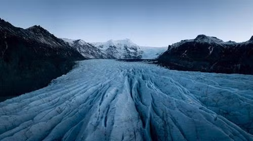 Sông băng Elephant Foot (Chân voi) ở Greenland có chiều rộng hơn 4,5 km. Sông băng Perito Moreno trong vườn quốc gia Los Glaciares ở tỉnh Santa Cruz, Argentina. Đây là một trong những địa điểm du lịch hấp dẫn ở Argentina. Hình dạng độc đáo của sông băng Oraefajok ở Iceland. Băng xanh bao phủ dãy núi trước khi tan chảy thành thác nước. Nhiếp ảnh gia Simon Fitall chụp ảnh dòng sông băng quanh núi Blanc thuộc dãy núi Alps ở Pháp. Sông băng Fox tạo thành dòng chạy xuống thung lũng mù sương ở New Zealand. Nhiếp ảnh gia Simon Goetz chụp sông băng Boya khi đang di chuyển bằng ô tô trên đường ở Na Uy. Đây là sông băng Exit trong vườn quốc gia Kenai Fjords ở Alaska, Mỹ. Màu xanh huyền ảo của dòng sông băng Skaftafell trong vườn quốc gia Vatnajokull ở Iceland. Du khách đạp xe khám phá sông băng Knick ở Anchorage, bang Alaska, Mỹ. Sông băng Rob Roy nằm trên núi Aspiring ở New Zealand. Sông băng Herbert ở Alaska, Mỹ, trông giống bánh kem chanh. Cảnh tượng hùng vĩ trên sông băng khổng lồ trong vườn quốc gia Los Glaciares ở Argentina. Băng trắng xanh bao phủ những ngọn núi màu đen trong vườn quốc gia Kenai Fjords ở Alaska, Mỹ. Sông băng Svínafellsjökull ở Iceland trông như phong cảnh trên hành tinh khác. Cận cảnh sông băng Fox, dài 12km, ở New Zealand. Sông băng Perito Moreno ở Argentina, được ghi lại bởi nhiếp ảnh gia Matt Broch.