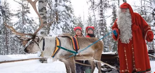 Có khoảng 400.000 người đến thăm quan tại ngôi làng của ông già tuyết Santa Claus ở Rovaniemi, Lapland mỗi năm. Theo truyền thuyết, ông già Noel đầu tiên sống trên núi Korvatunturi, cao 483 m nằm ở phía đông Lapland. Người dân nơi đây truyền tai nhau vì dãy núi mang hình dáng của cái tai nên ông già Noel có thể lắng nghe được mọi mong ước của trẻ em trên khắp thế giới. Chưa trang trí Noel, những ngôi nhà ở khu làng vẫn tuyệt đẹp nhờ Tuyết phủ trắng xóa quanh nhà. Khu làng ở trên cao như trong truyện cổ tích. Những ánh nắng hiếm hoi của vùng đất phủ đầy Tuyết trắng. Những chú tuần lộc nằm giữa đường thưởng thức tuyết. Tuần lộc được nuôi khá nhiều nơi đây. Về đêm, quê hương của ông già Noel cũng đượm một màu tuyệt đẹp của xứ sở thần tiên. Tuyết phủ trắng cảnh vật nơi đây