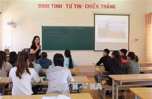 Nữ tiến sỹ người Ê đê Tuyết Nhung Buôn Krông tích cực góp phần vào việc bảo tồn và phát huy kho tàng văn hóa, ngôn ngữ, chữ viết của đồng bào các dân tộc thiểu số khu vực Tây Nguyên. Ảnh: Phạm Cường - TTXVN