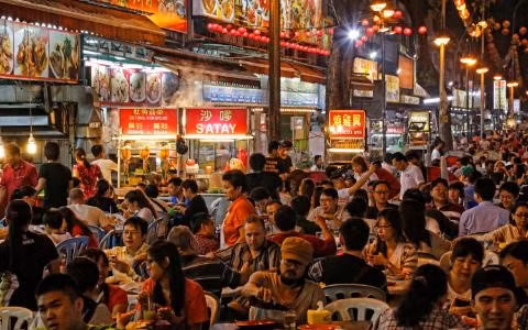 Kuala Lumpur, Malaysia: Cũng như Bangkok, ngồi ăn trên những chiếc ghế nhựa ngoài vỉa hè chính là một phần cuộc sống ở Kuala Lumpur. Các món ăn ở đây là sự hòa trộn của ẩm thực Ấn Độ, Trung Quốc và Malaysia. Đặc trưng nhất phải kể đến món cơm nấu nước dừa nasi lemak, ăn cùng cá khô, xốt sambal, vài lát dưa chuột, trứng luộc và lạc rang. Kuala Lumpur, Malaysia: Cũng như Bangkok, ngồi ăn trên những chiếc ghế nhựa ngoài vỉa hè chính là một phần cuộc sống ở Kuala Lumpur. Các món ăn ở đây là sự hòa trộn của ẩm thực Ấn Độ, Trung Quốc và Malaysia. Đặc trưng nhất phải kể đến món cơm nấu nước dừa nasi lemak, ăn cùng cá khô, xốt sambal, vài lát dưa chuột, trứng luộc và lạc rang.