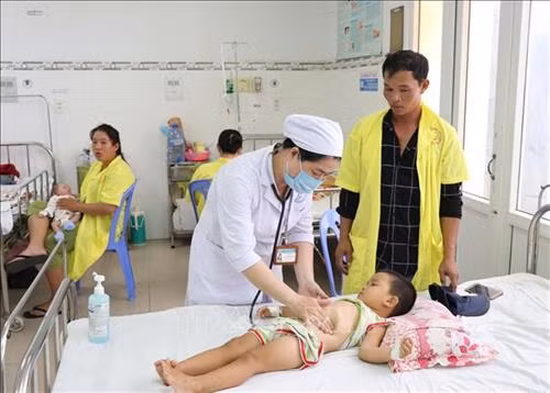 Bệnh nhân đang điều trị tại khoa hồi sức tích cực-chống độc. Ảnh: Công Thử - TTXVN