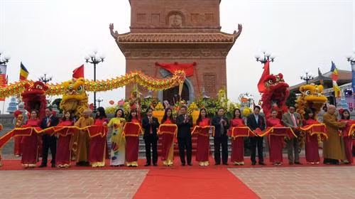 Các đại biểu cắt băng khánh thành công trình. Ảnh: TTXVN phát