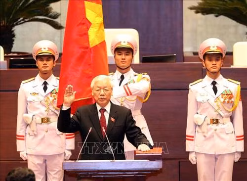 Tổng Bí thư Nguyễn Phú Trọng, Chủ tịch nước CHXHCN Việt Nam nhiệm kỳ 2016-2021 thực hiện nghi thức tuyên thệ nhậm chức trước Quốc hội, đồng bào và cử tri cả nước. Ảnh: TTXVN